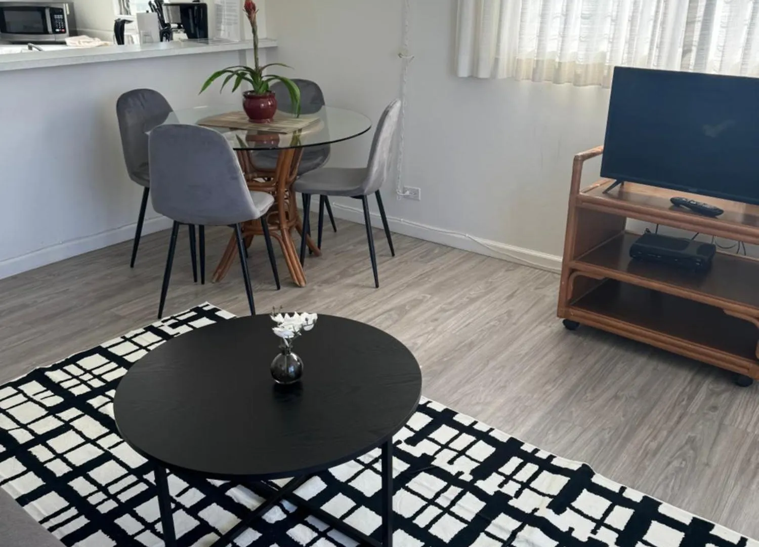 1508- Heart Of Waikiki With Kitchen-Free Parking-King Bed-Corner Unit Apartment Honolulu